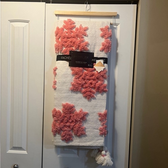 Rachel Zoe White and pink snowflake viral blanket 
Textured and has tassels - Picture 5 of 6